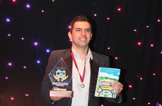 Escritor viçosense recebe premiação de melhor poeta/escritor em evento internacional na Argentina