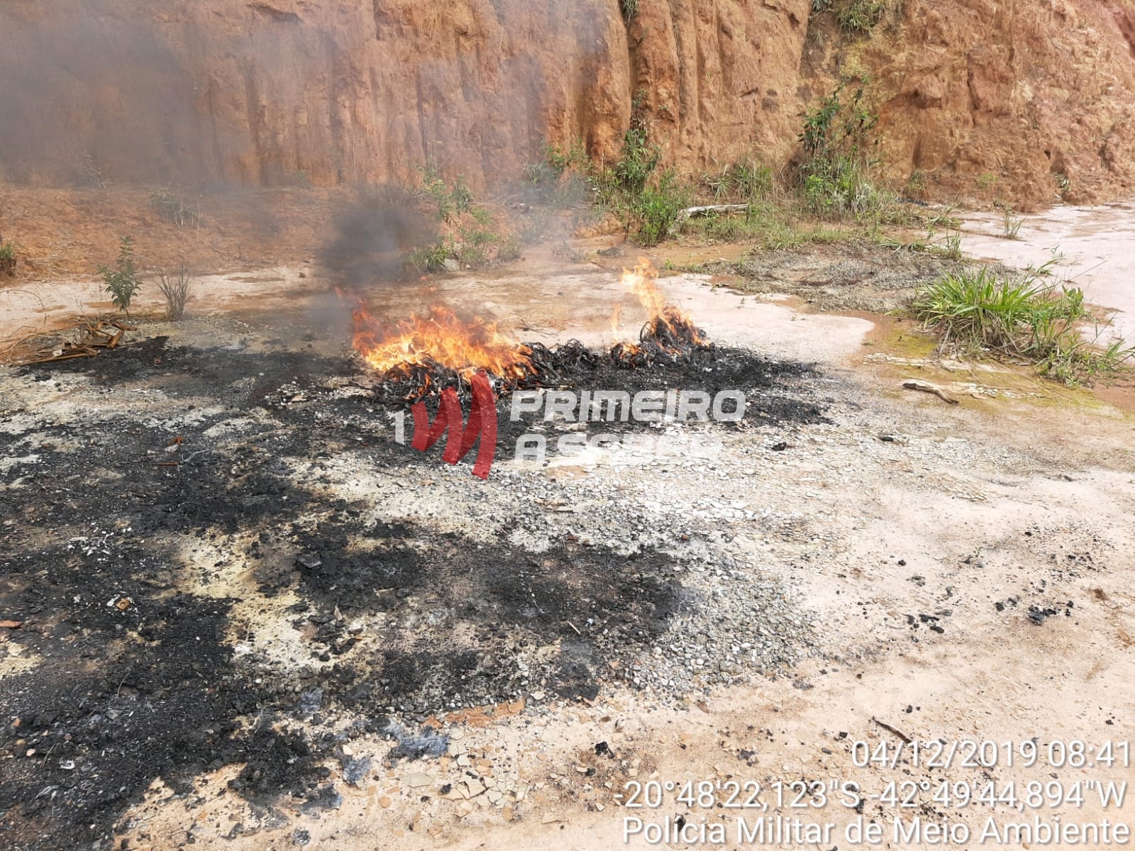 Homem é preso e autuado por colocar fogo em sucata a céu aberto em Cajuri