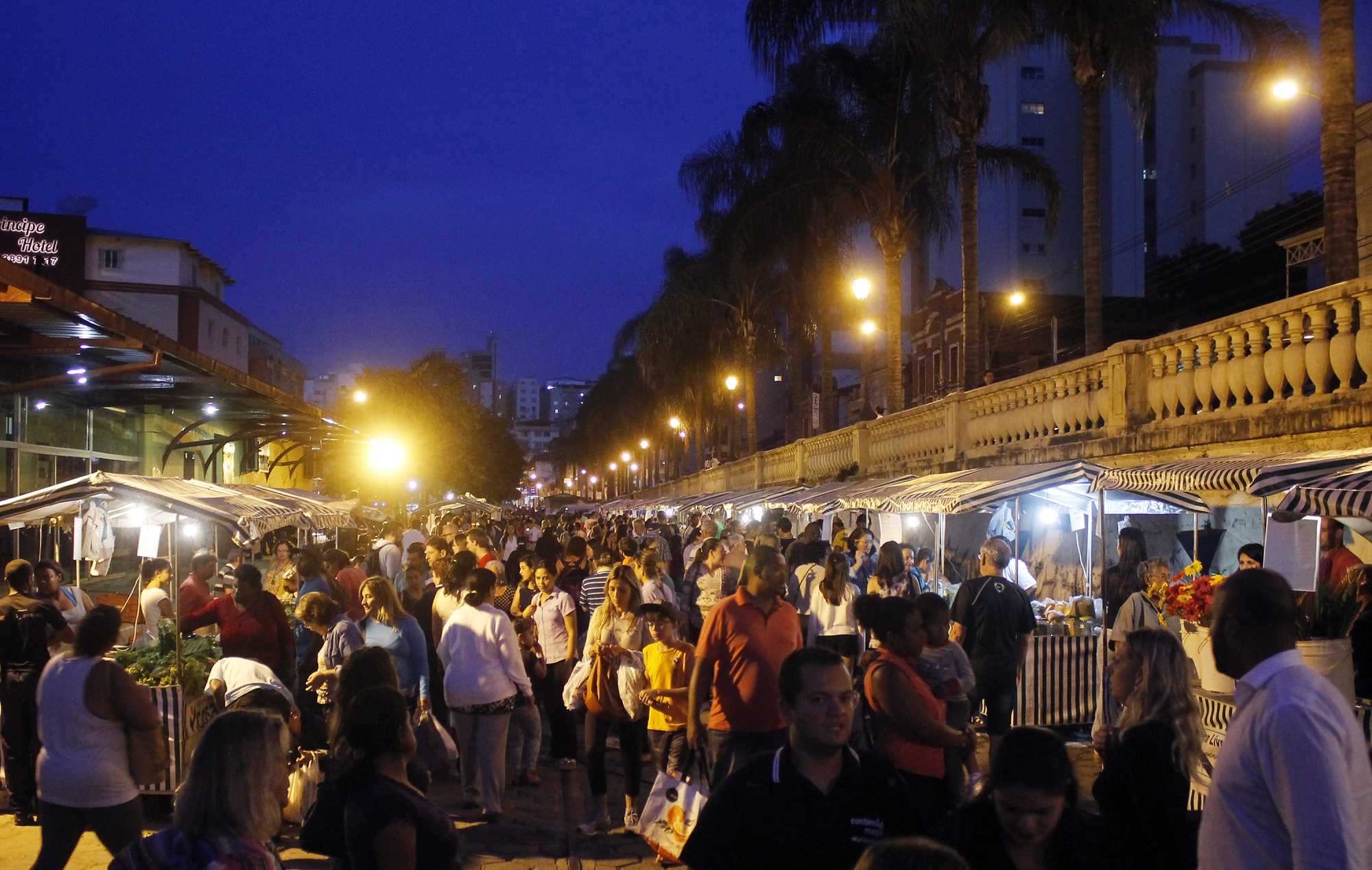 Prefeitura e feirantes discutem mudança da Feira Noturna para proximidades da Praça Mário Del Giudice