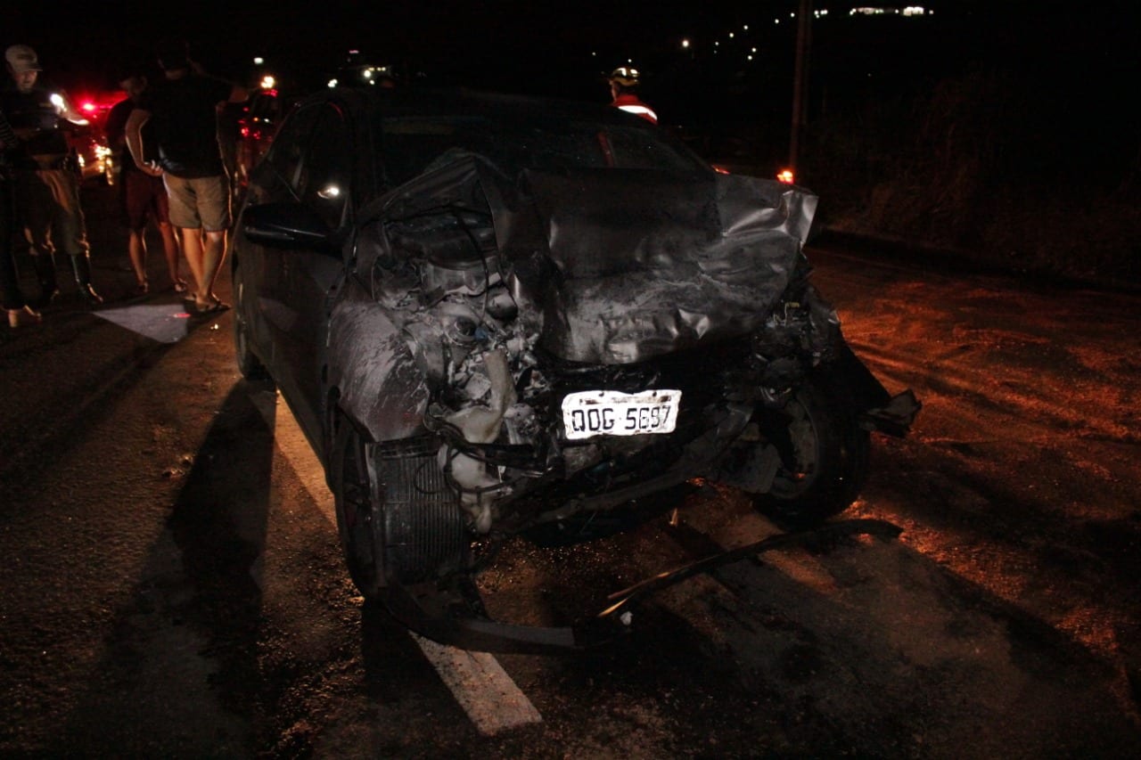 Batida entre dois carros deixa feridos na BR-120, em Viçosa