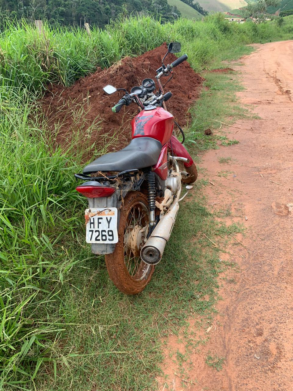 Motocicleta roubada é recuperada pela polícia na zona rural de Araponga