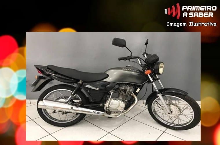 Homem e adolescente são flagrados pela PM adulterando motocicleta furtada em Viçosa