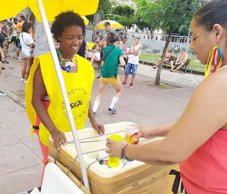 Catadoras e ambulantes utilizam Carnaval para garantir sustento da família