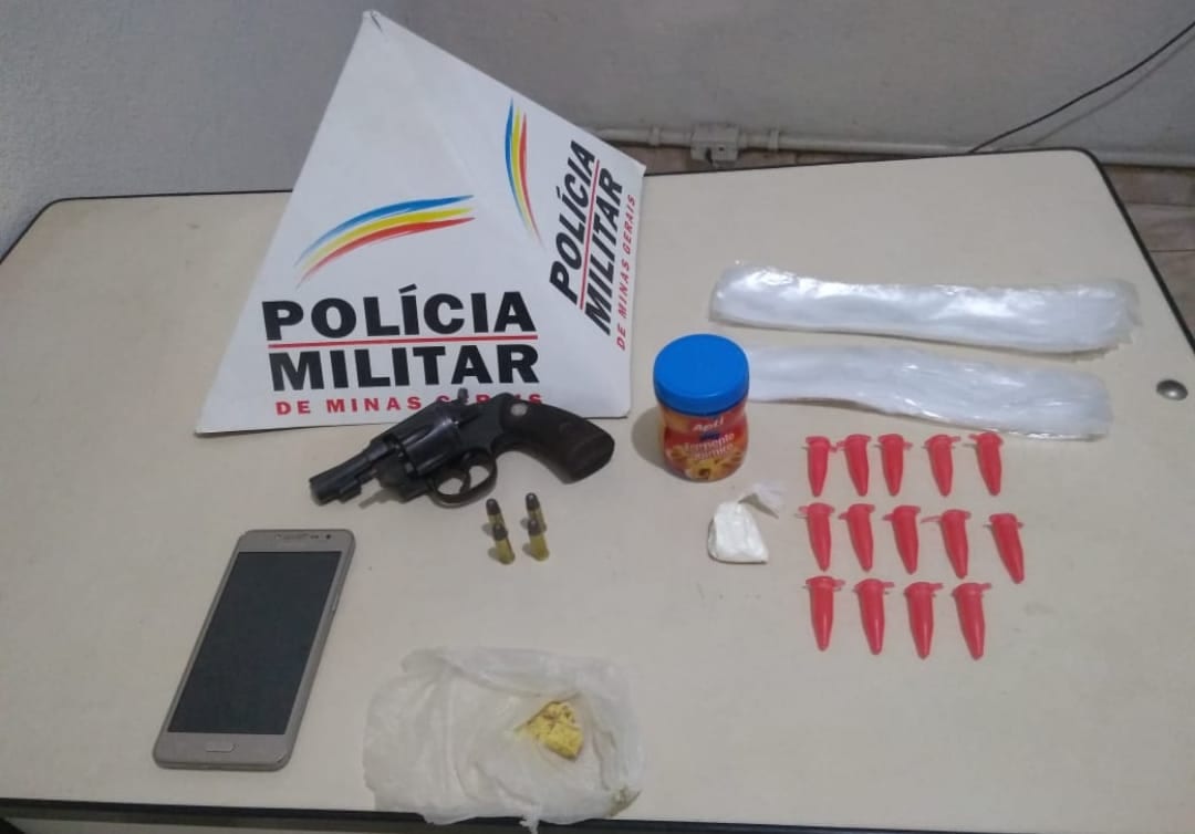 PM prende homem com arma, munições e drogas em Porto Firme