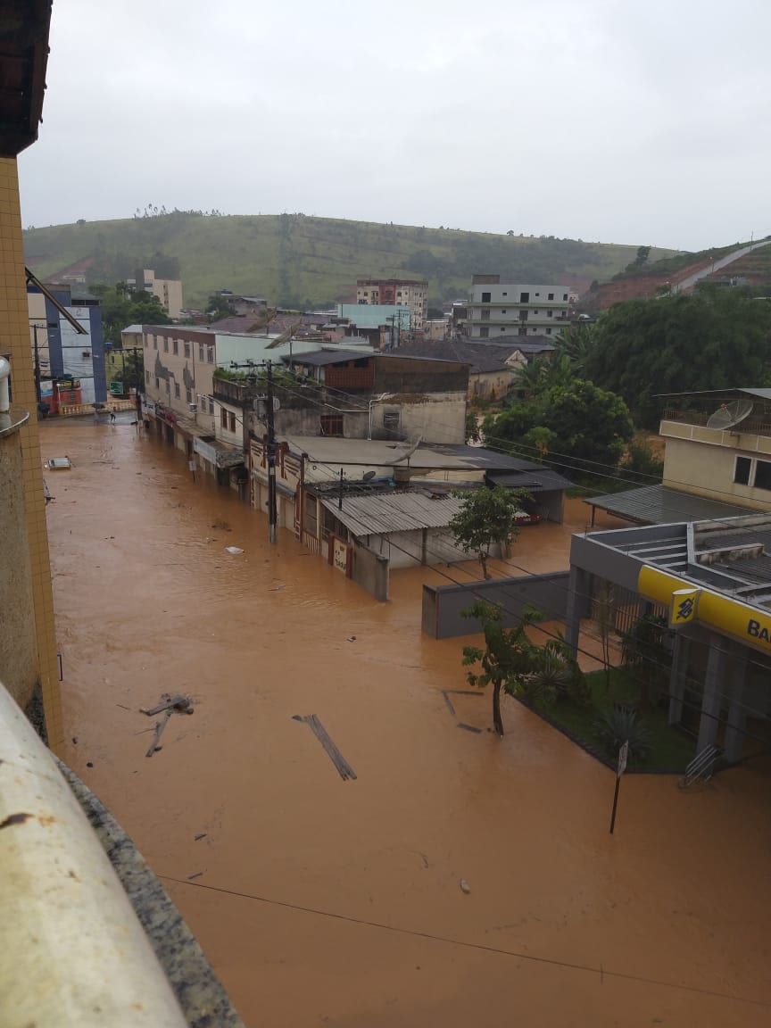Chuva forte causa alagamentos e transtornos em Ervália; veja fotos e vídeos