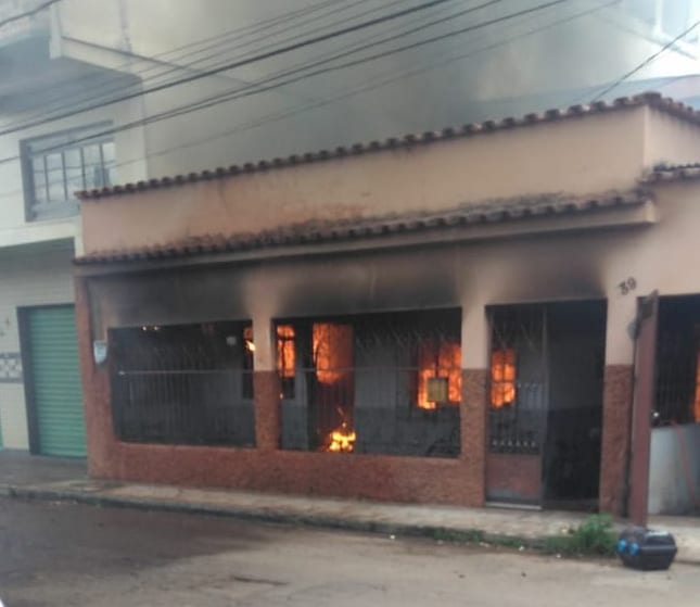 Casa pega fogo em Visconde do Rio Branco