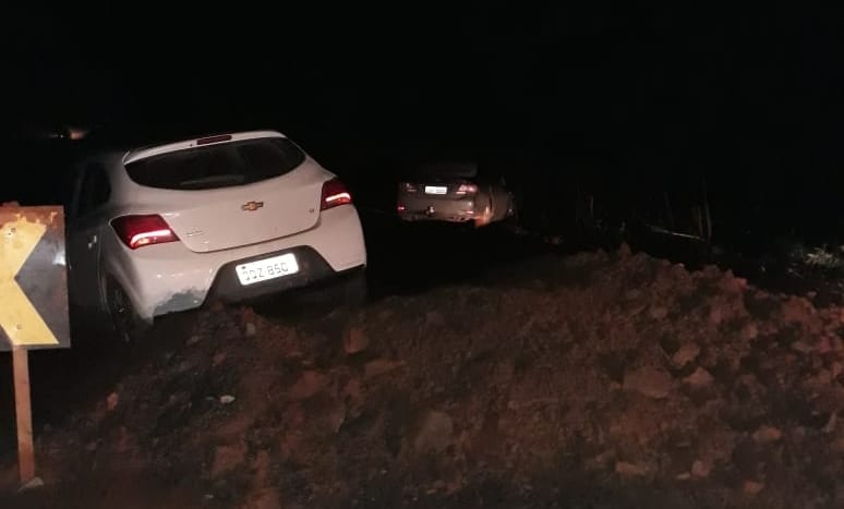 Três carros caem em cratera no desvio que liga Coimbra a Ervália