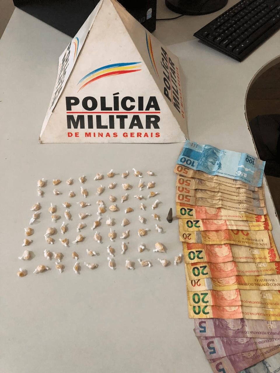 Duas mulheres e um homem são presos com drogas e dinheiro no São Domingos em Ubá