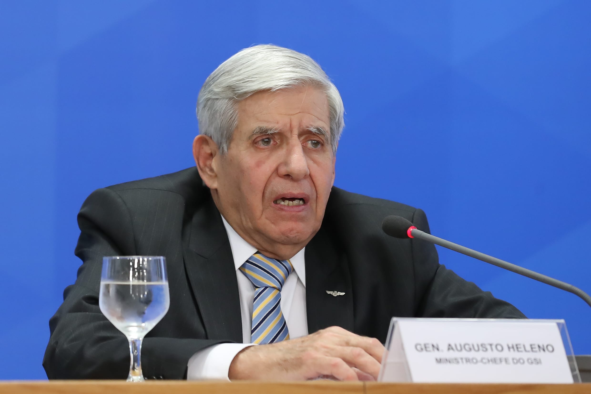 General Heleno revela que está com coronavírus