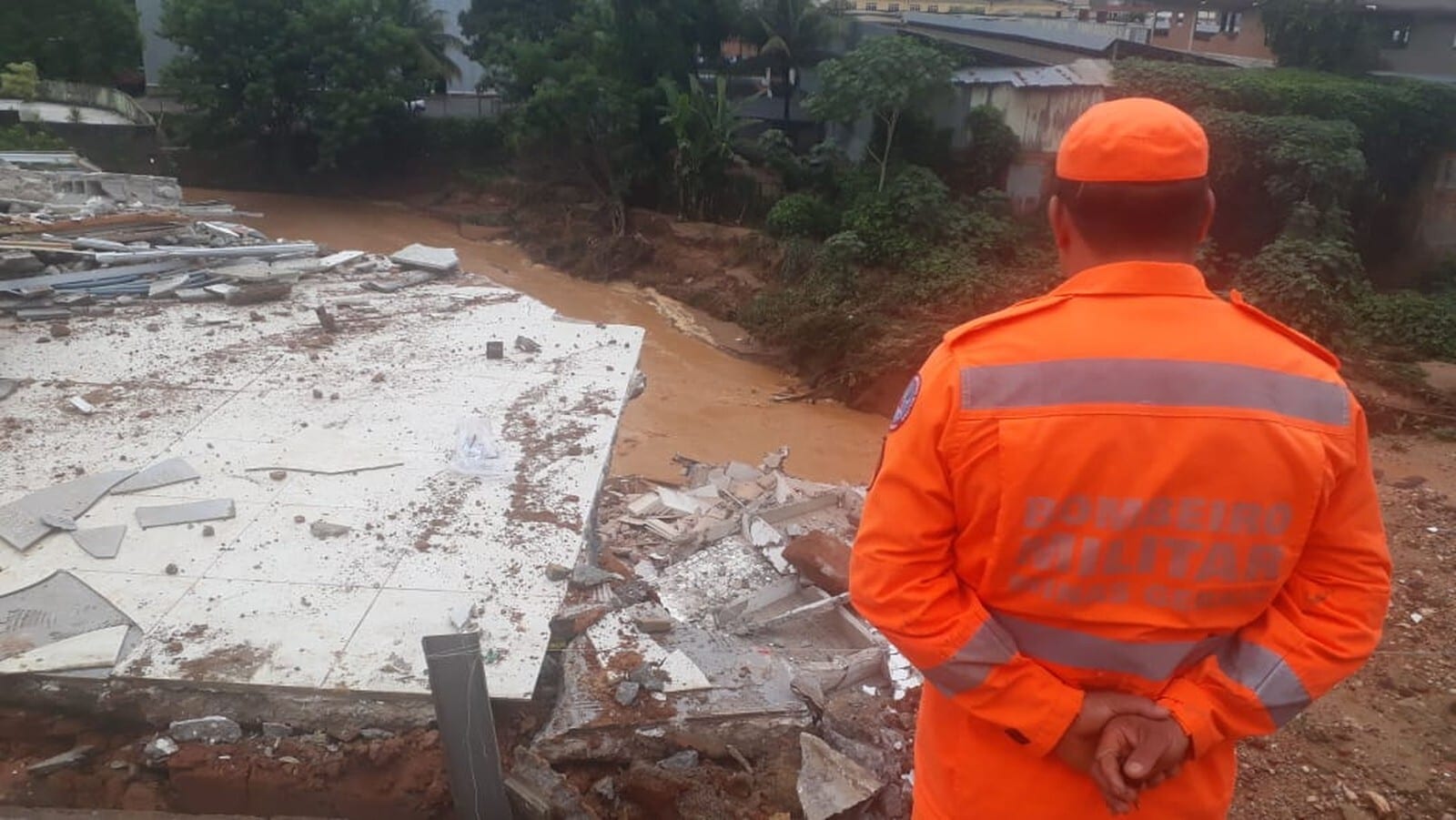 Prefeitura de Ubá decreta estado de emergência após enchente histórica