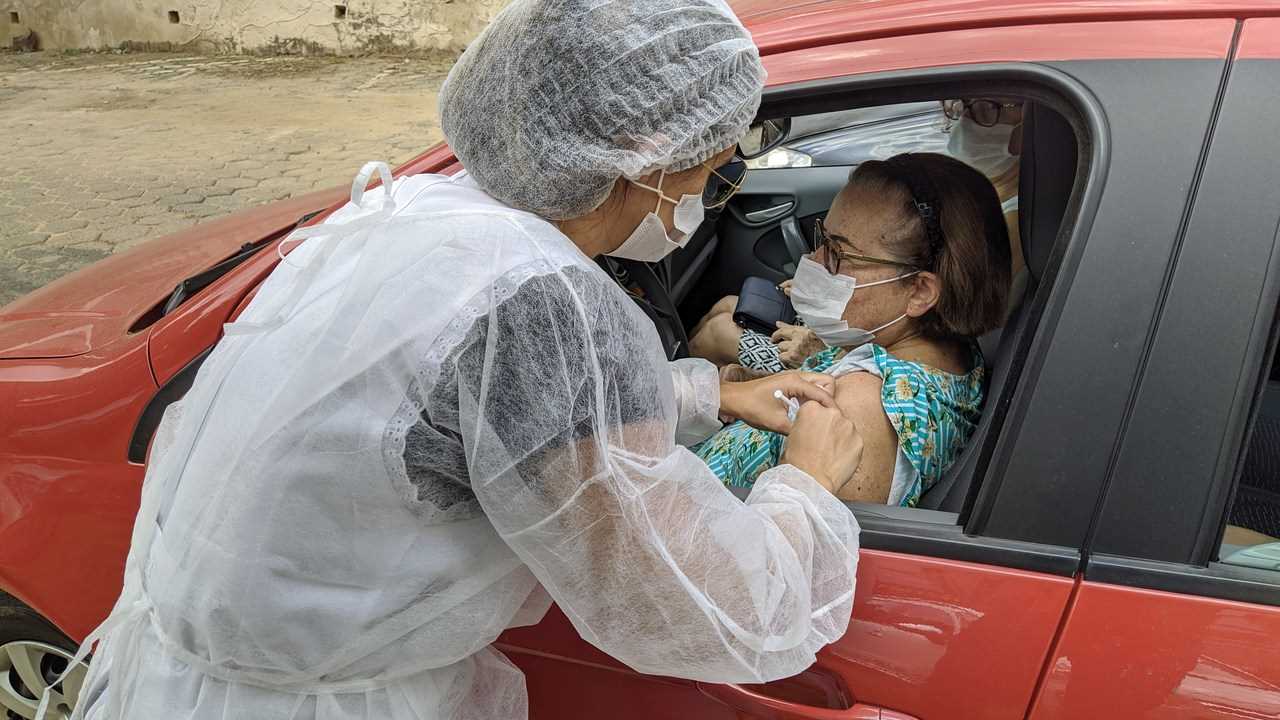 Mais de mil idosos receberam vacina contra gripe ‘dentro de carros’ nesta segunda-feira em Viçosa