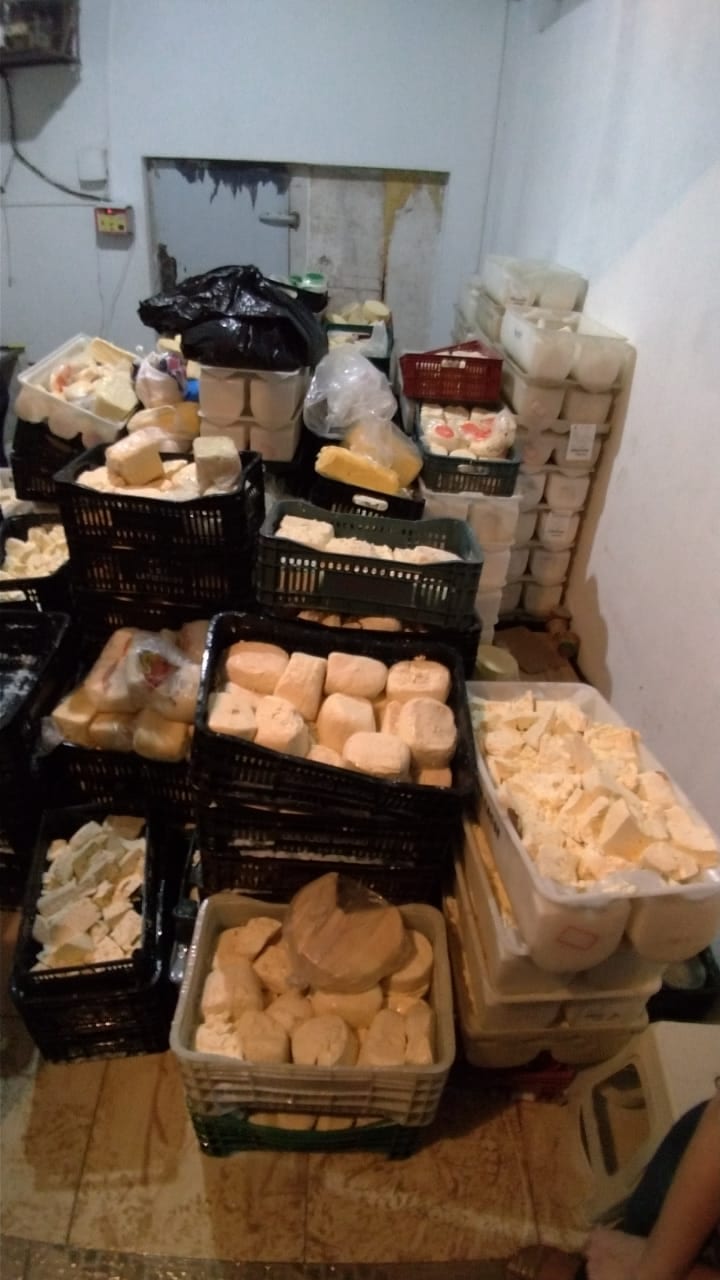 Duas pessoas são presas após trocar embalagens e vender cerca de 05 toneladas de queijos vencidos no João Braz