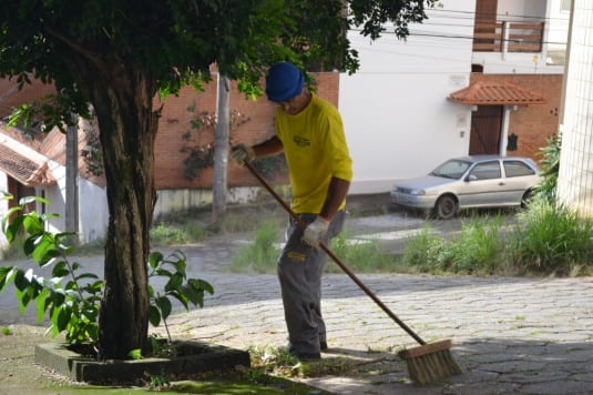 Capina manual e roçagem mecânica nas vias continuam