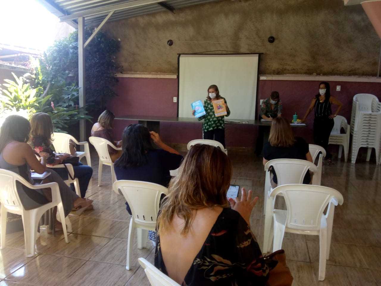 Alunos da rede municipal de Ubá recebem cadernos pedagógicos para atividades em casa