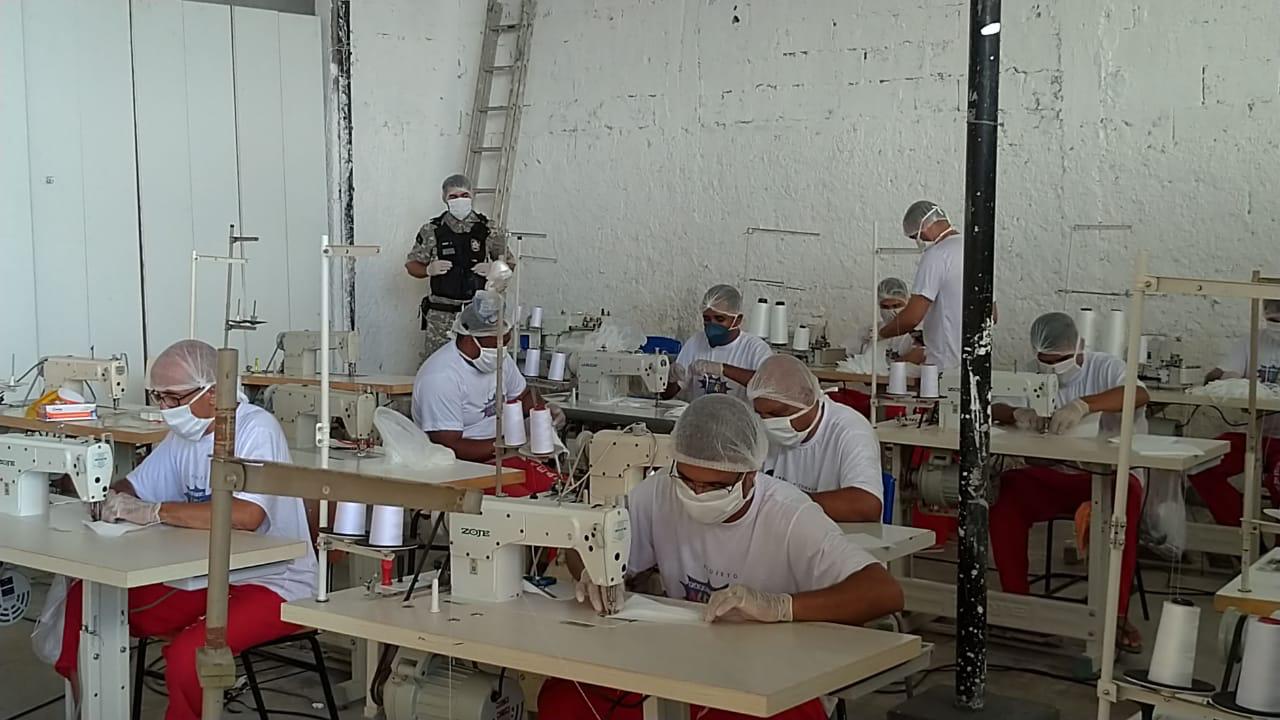 Mão de obra prisional reforça produção de máscaras em Minas Gerais