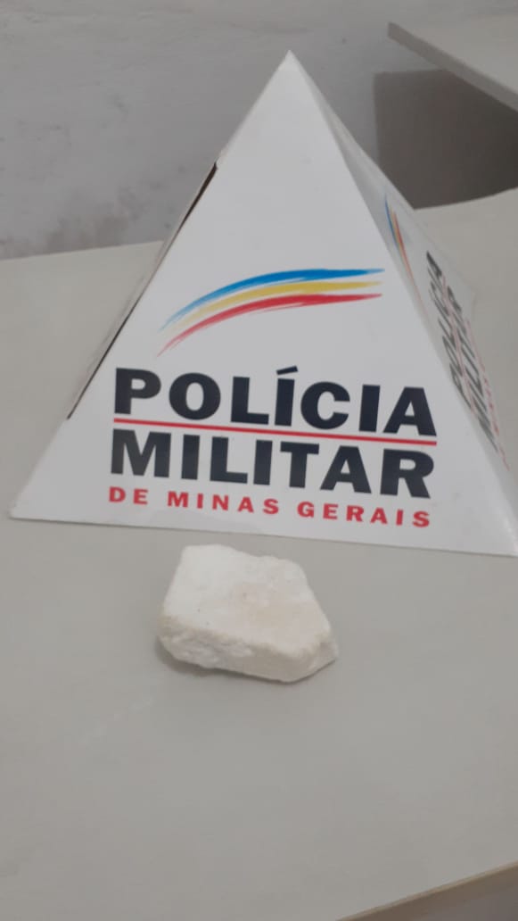 Homem é preso por tráfico de drogas e corrupção de menor em Ervália