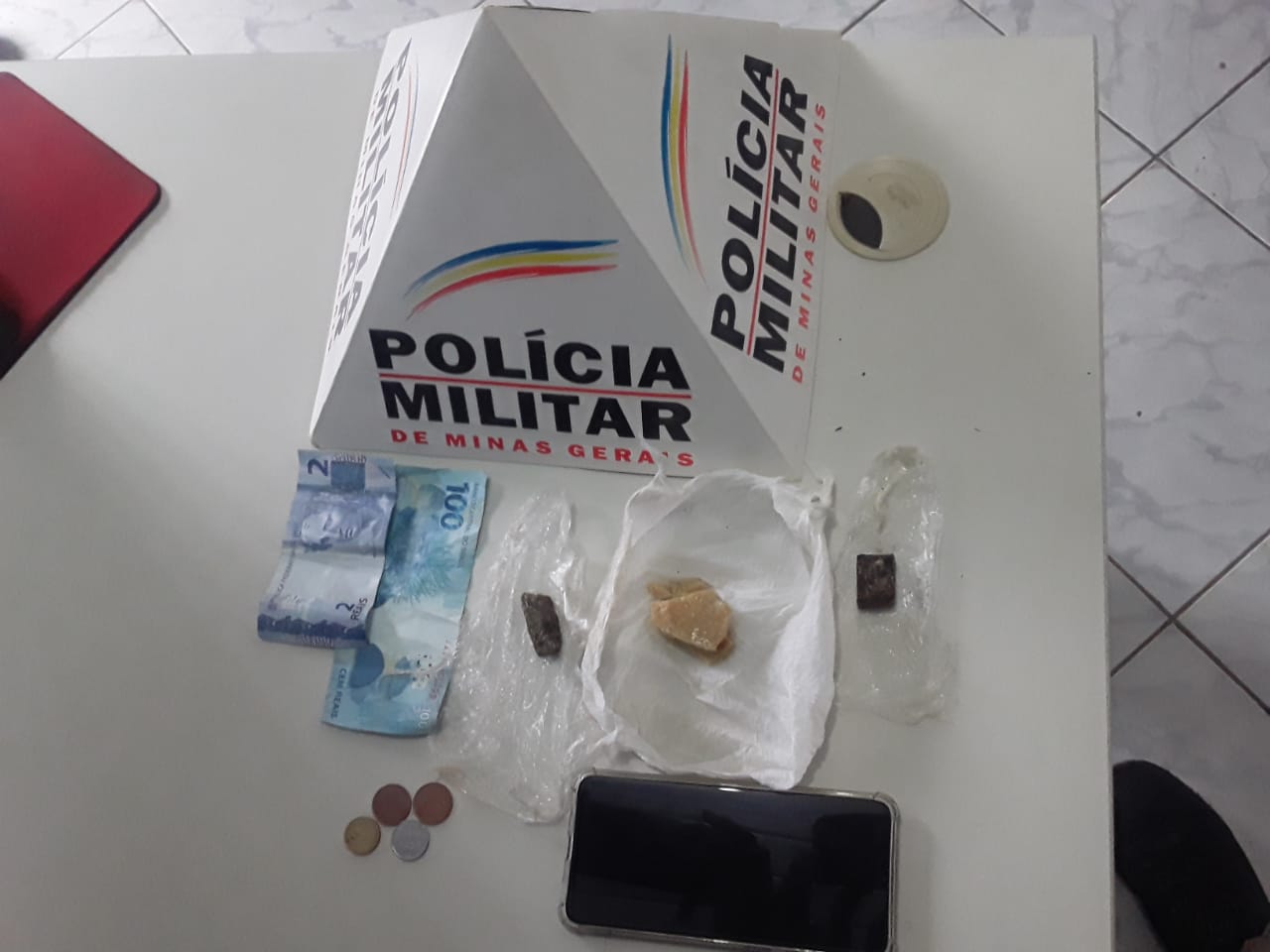 PM de Ponte Nova prende 08 pessoas por tráfico de drogas
