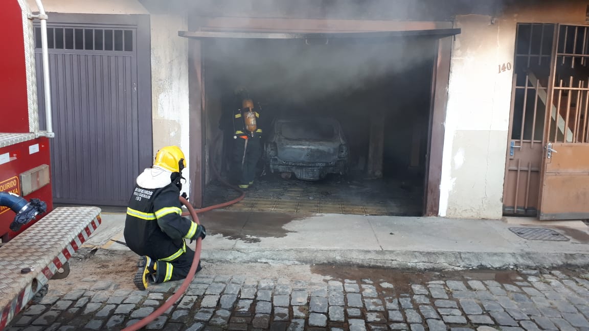 Carro pega fogo dentro de garagem em Viçosa
