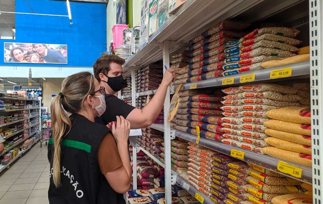 Preços de itens da cesta básica são fiscalizados em supermercados de Viçosa