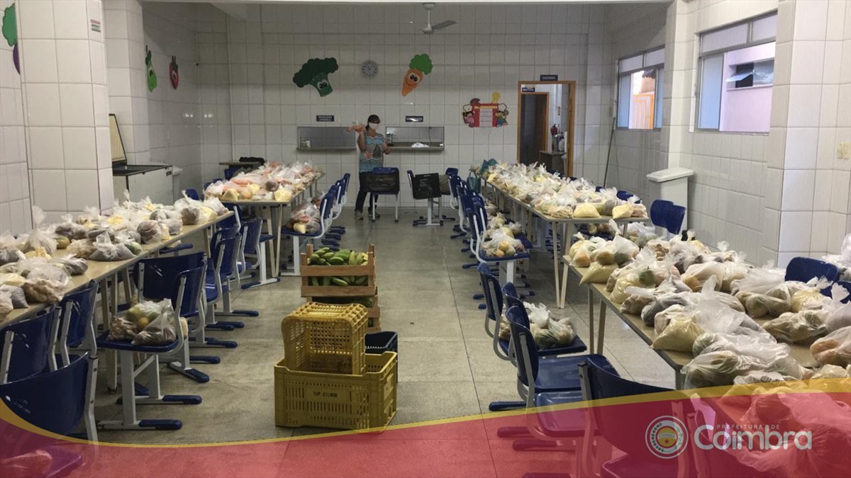 Prefeitura distribui kits de alimentação para famílias de alunos da rede municipal em Coimbra