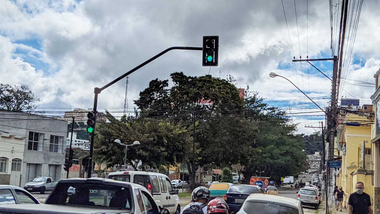 Diretoria de Trânsito realiza a troca de módulos de led dos semáforos