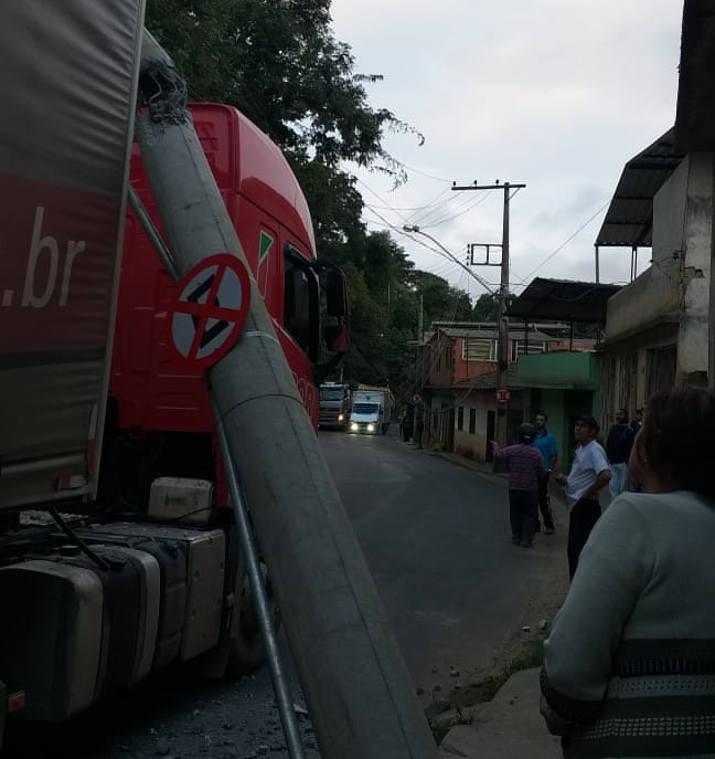 Trânsito fica impedido na estrada que liga Viçosa a Porto Firme após acidente