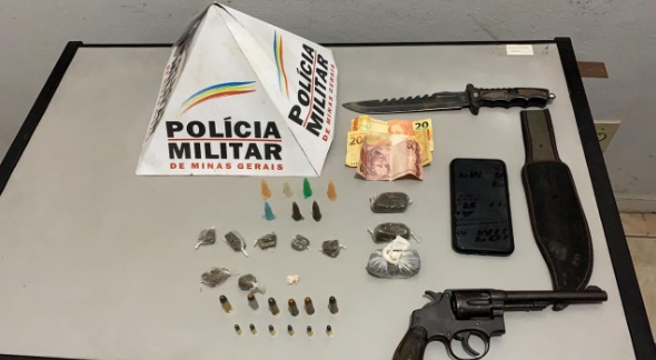 PM apreende arma e drogas em Visconde do Rio Branco