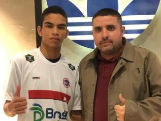 Teixeirense assina contrato com time de futebol