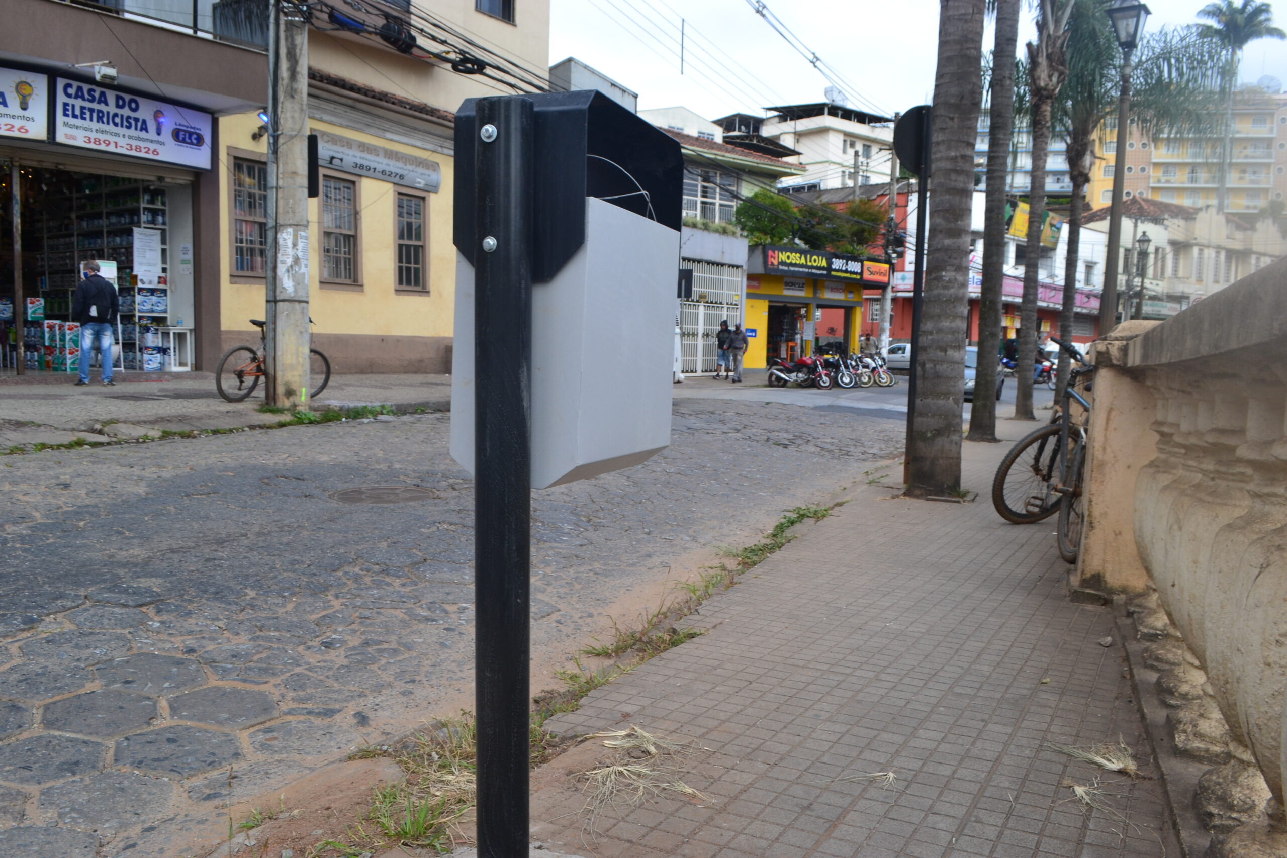 Mais lixeiras são instaladas em Viçosa