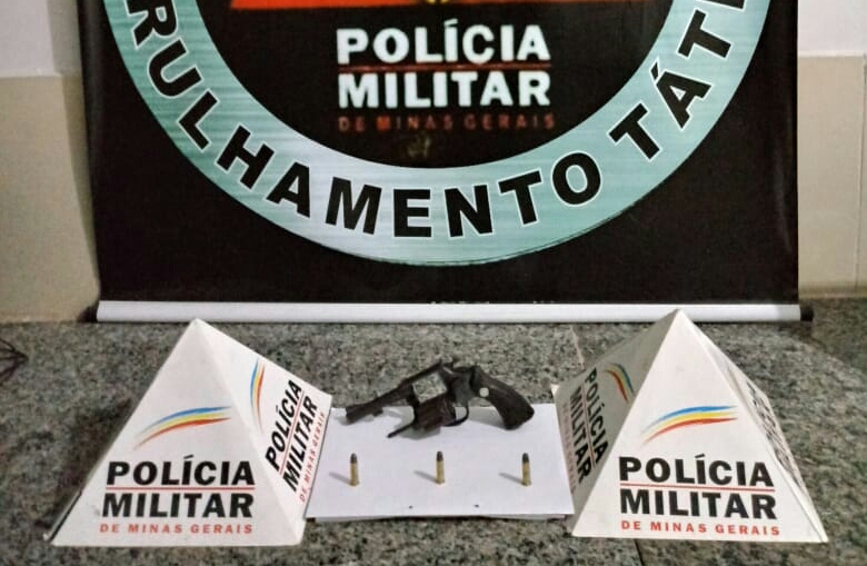 Após ver suspeitos, PM apreende arma em arbustos no Vale do Sol