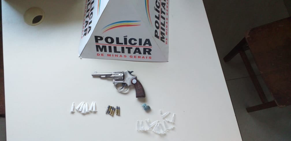 PM prende dois homens envolvidos em diversos crimes e apreende arma em Teixeiras