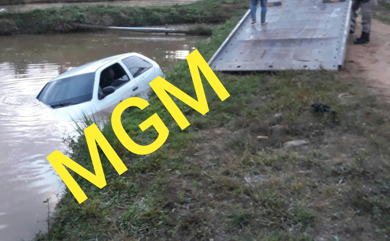 Polícia Rodoviária de Ubá prende homem com arma após carro capotar em perseguição