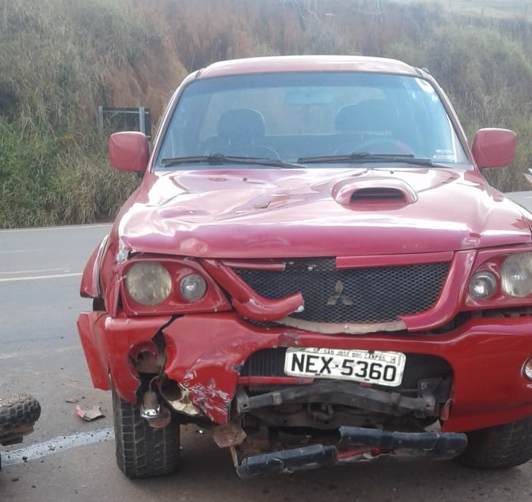 Caminhonete e motocicleta colidem em Teixeiras