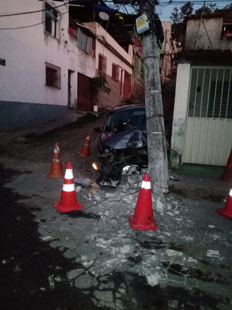 Carro perde os freios e bate em poste no Bom Jesus em Viçosa