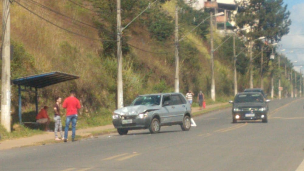 Carro e moto colidem no Silvestre