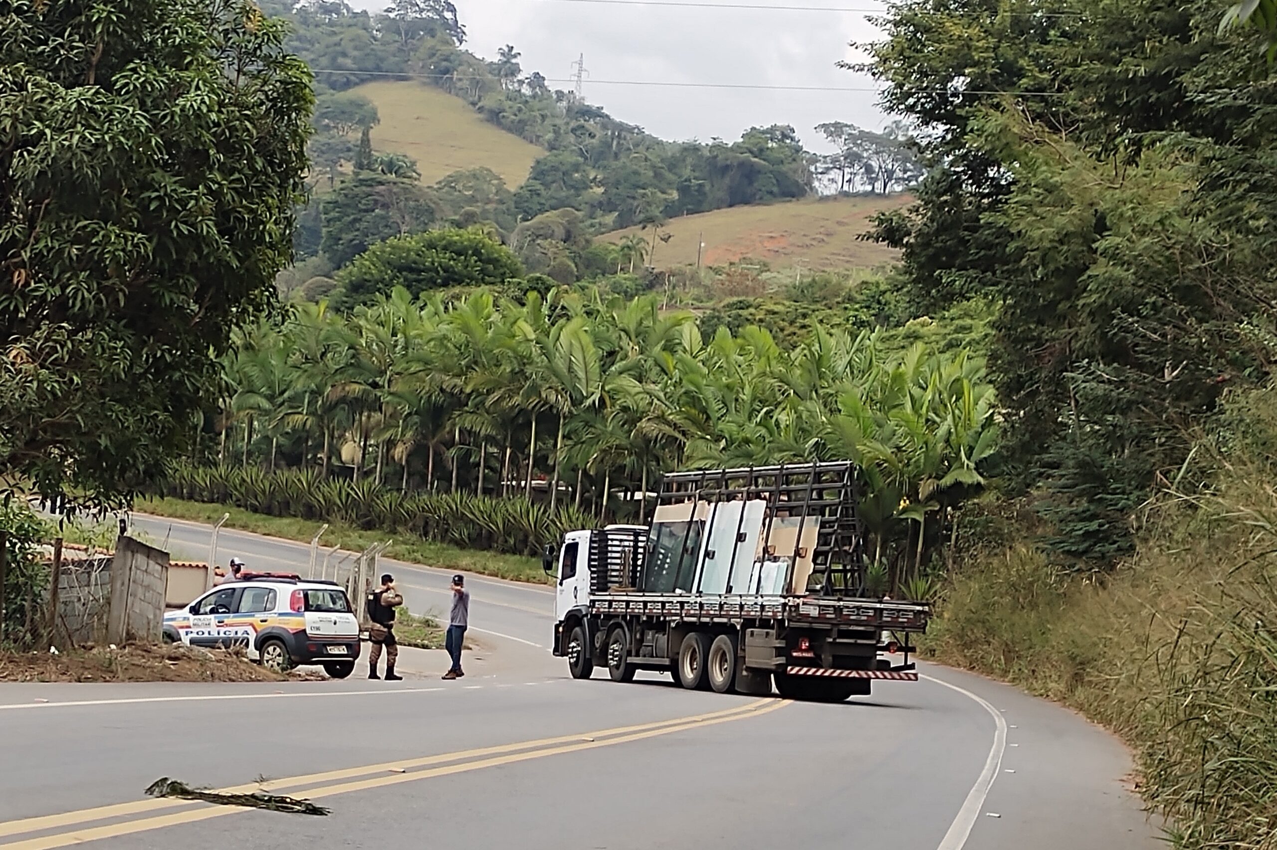 Motociclista fica ferido após colisão com caminhão em Teixeiras