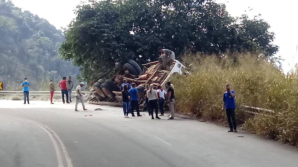 Caminhão capota na Serra de São Geraldo