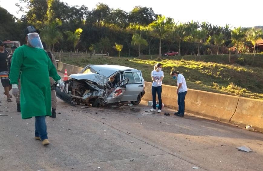 Condutor fica ferido após colisão de carro com caminhão em Guaraciaba