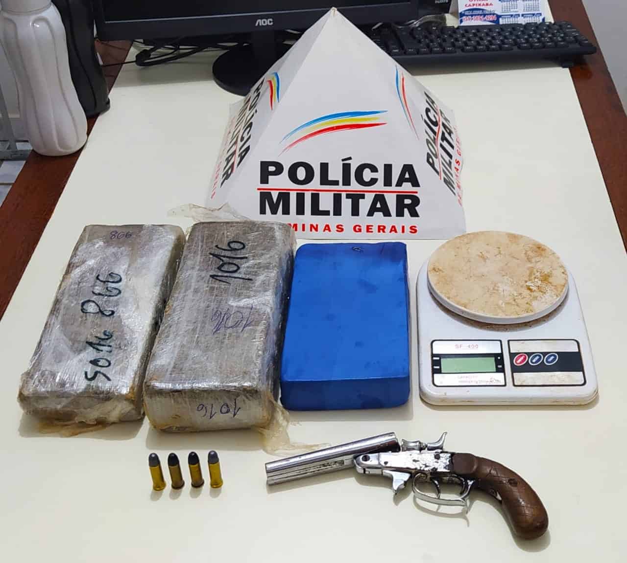 Homem é preso com arma e R$ 16 mil em drogas em Canaã