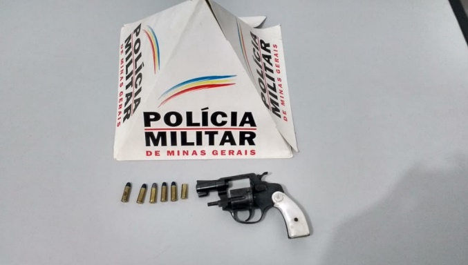 Após denúncia de aglomeração em campo de futebol, PM apreende arma em Araponga