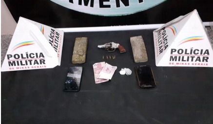 Homem é preso e adolescentes são apreendidos com drogas após assalto a motorista de aplicativo no Romão dos Reis