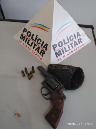PM apreende arma de fogo durante perseguição na zona rural de Araponga