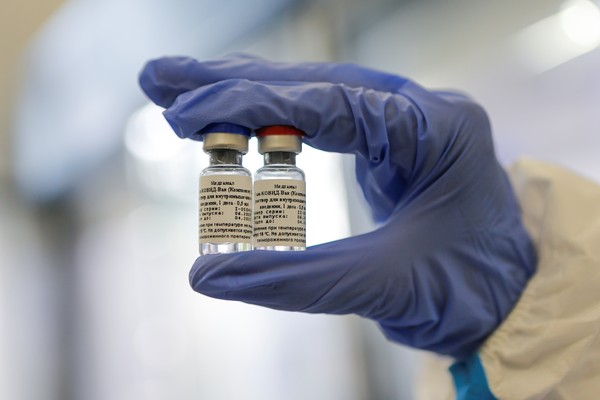 Vacina russa para Covid-19 deverá garantir imunidade por no mínimo 2 anos, dizem cientistas