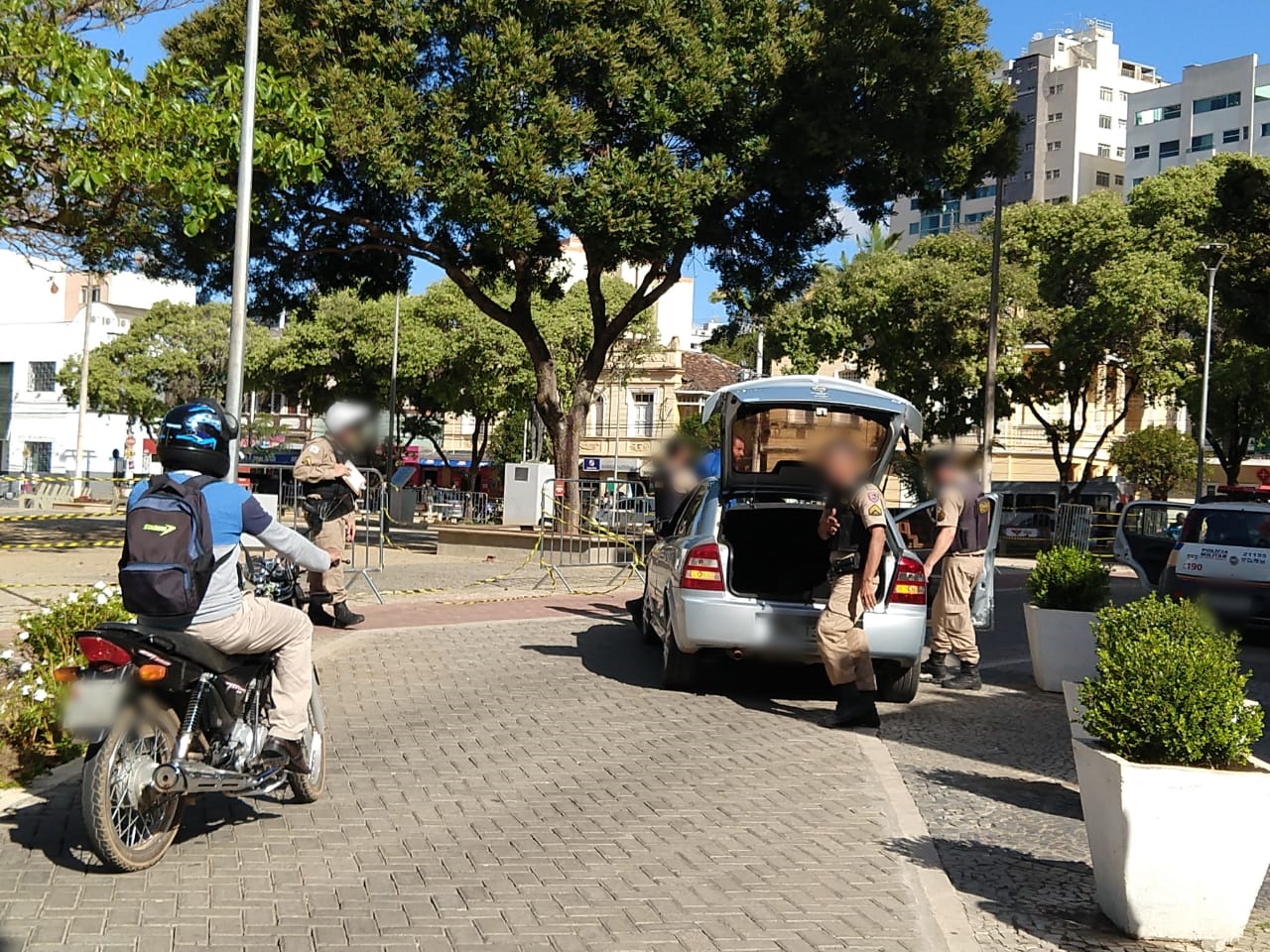 Policial realiza disparos de arma de fogo após homem tentar atropelá-lo na Praça Silviano Brandão