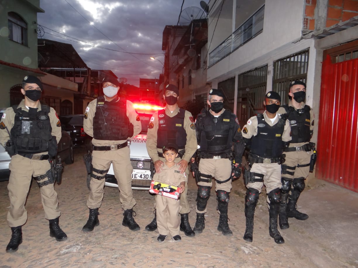 Policiais de Viçosa participam de aniversário de criança fã da Polícia Militar