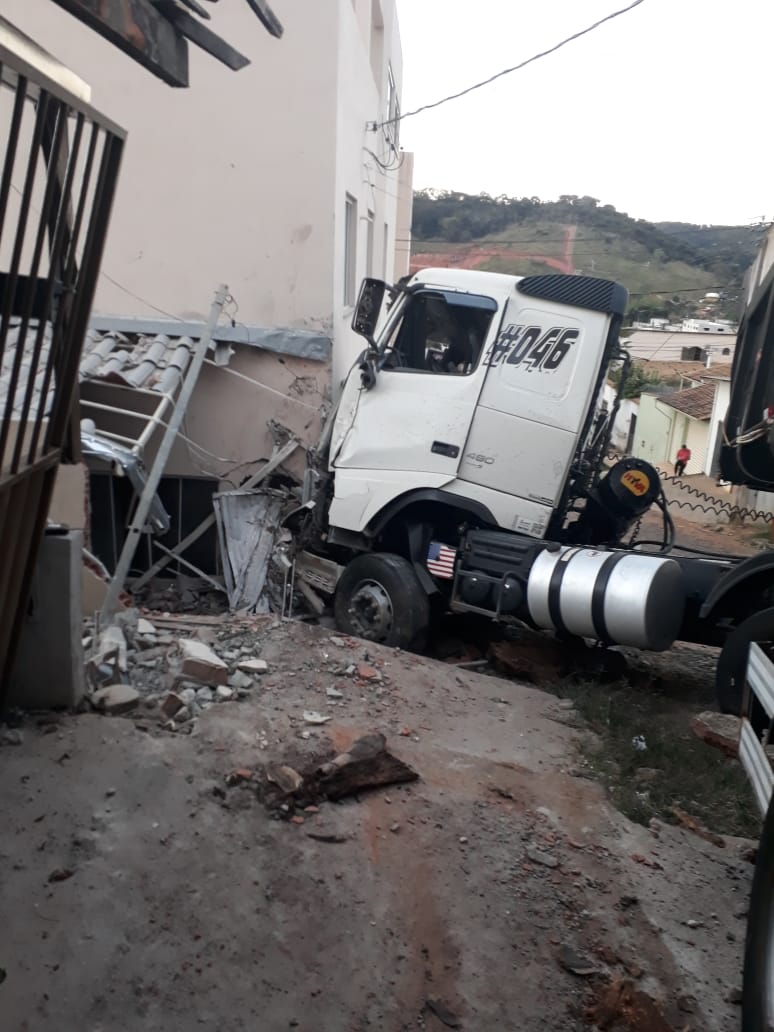 Homem fica ferido após pular de carreta na Barrinha em Viçosa