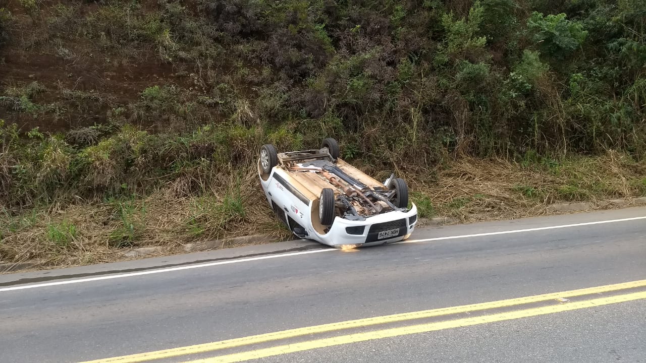 Carro capota entre o Canta Galo e a entrada de Guaraciaba