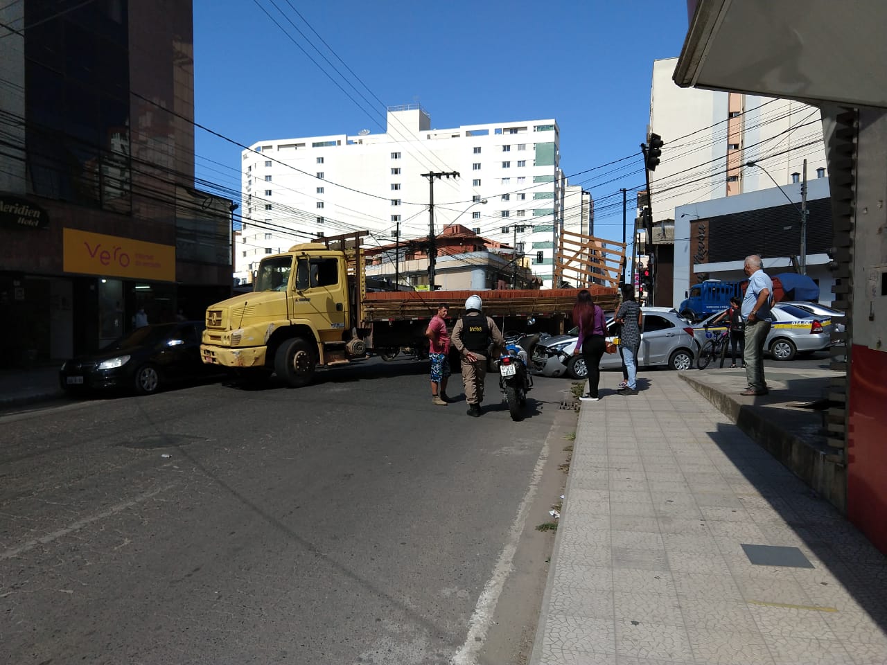 Carro e caminhão colidem na Av. PH Rolfs