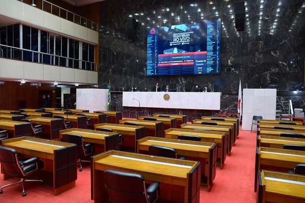 Apesar de determinação para corte de 30% da verba indenizatória, deputados de Minas gastam acima do previsto