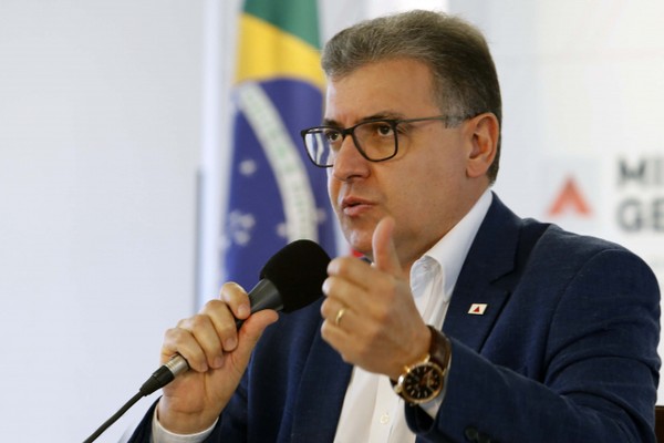 ‘Eu acho ainda muito precoce parar de usar as máscaras’, diz secretário de Saúde de MG
